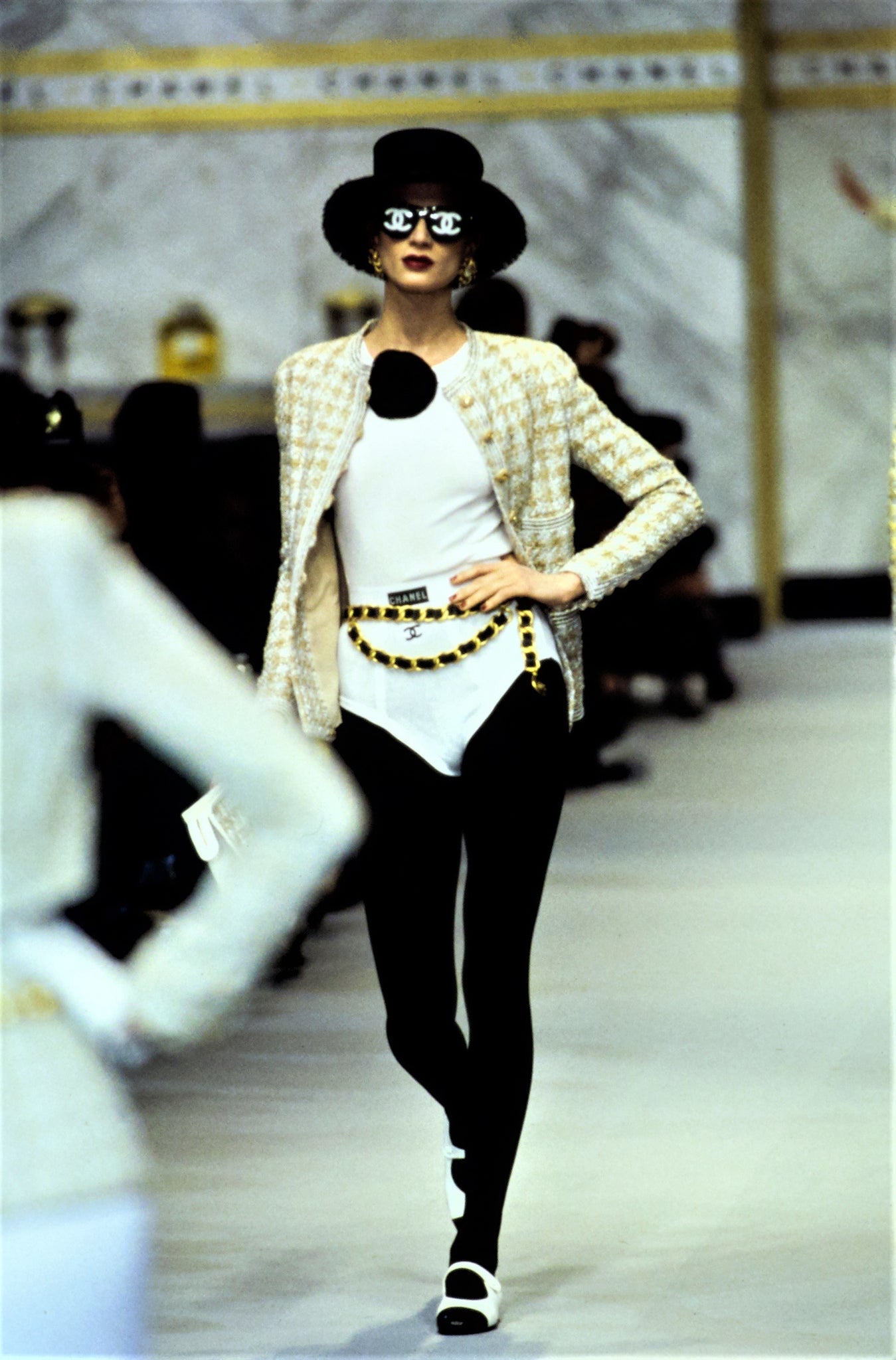 CHANEL, Accessories, Chanel Vintage 93 Spring Black Chanel Paris Logo  Round Sunglasses 947 94305