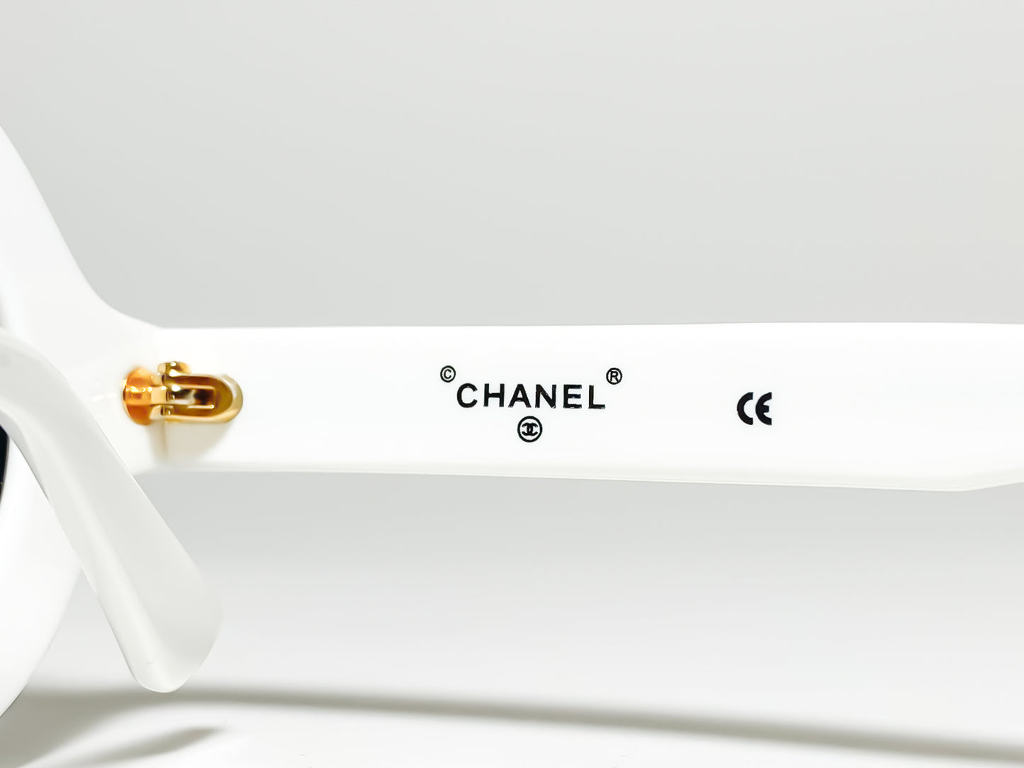 CHANEL white circle 01945