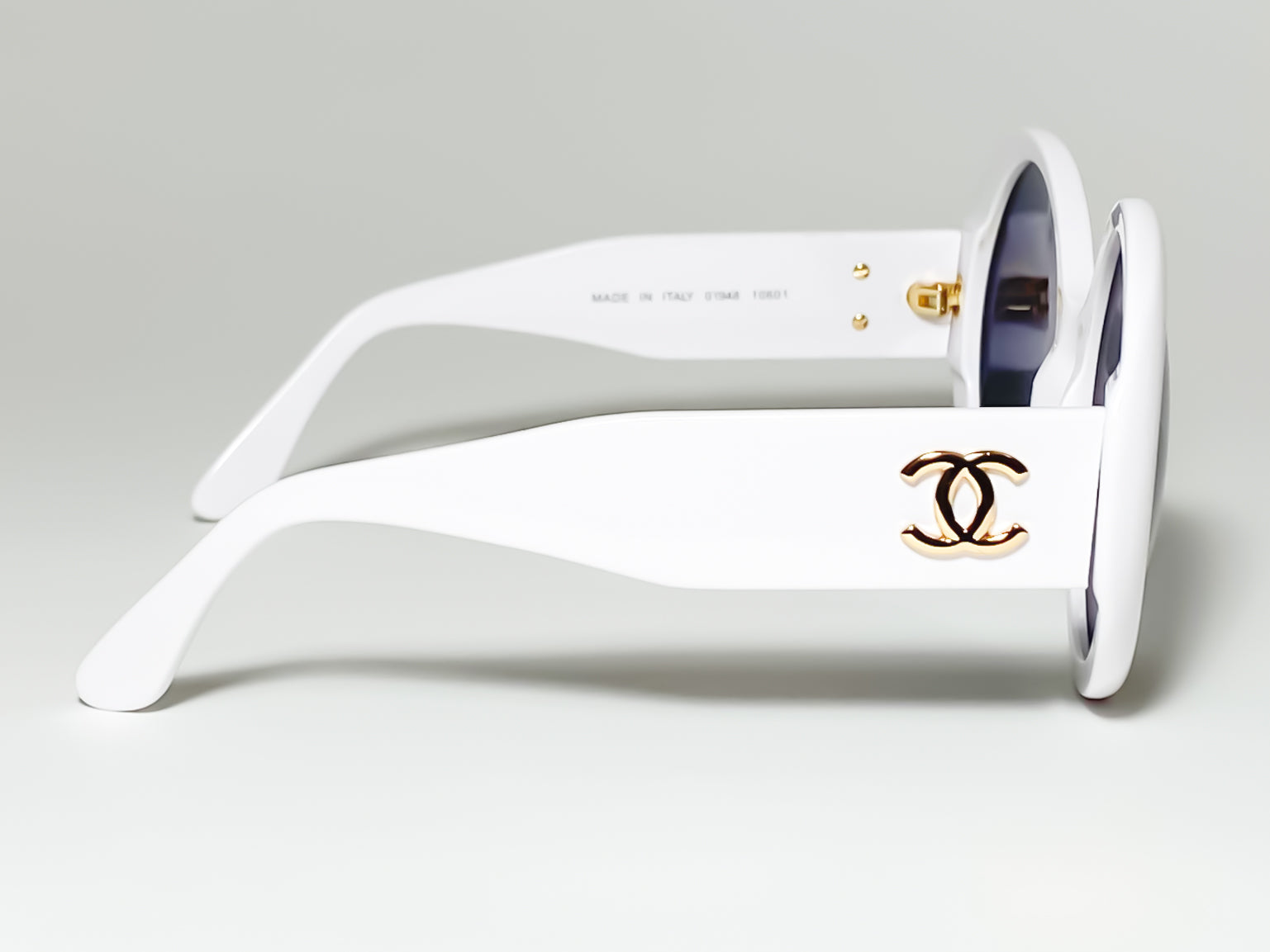 Oversized sunglasses Chanel White in Plastic - 35975240